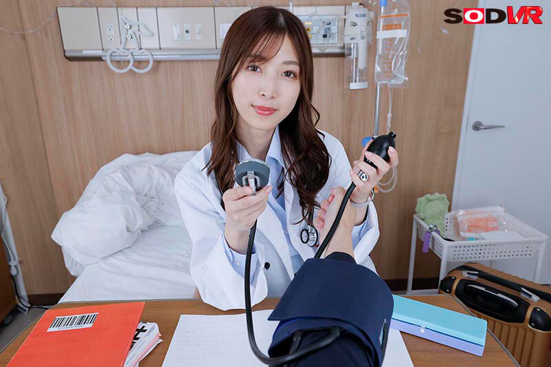 【VR】【8K】病院暮らしのボクを幼い頃から担当してくれている女医と筆おろし性交 初めての口淫、初めての挿入でドキドキ・バクバク病室セックス 今井栞菜 画像4