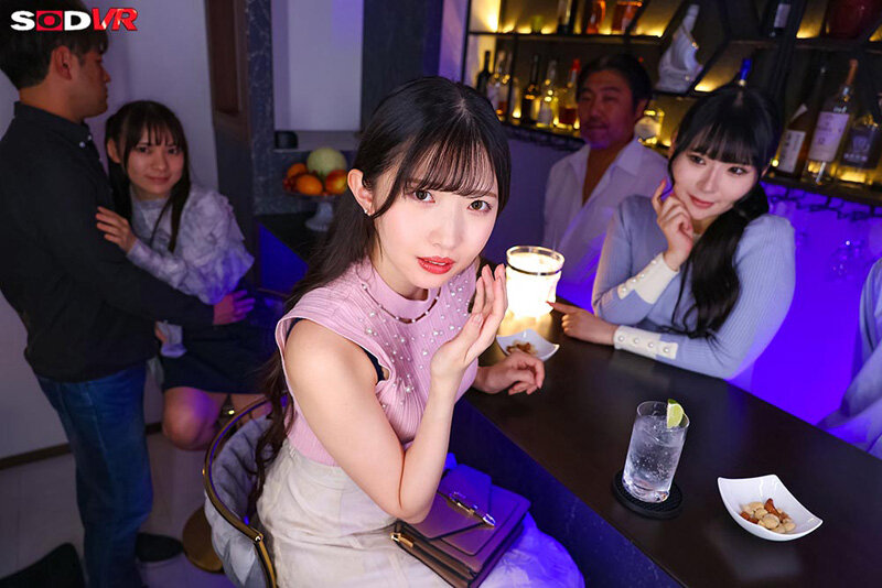 【VR】【8K】(リアル大乱交VR)愛している妻と結婚記念日にハプニングバーに訪れて。 気の強く芯のしっかりした妻が、凄いテクニックのおじさんや凄い巨根の若い男に 弄ばれてヤリマン女に堕とされるまで。俺は知らない女性客とハメを外して-2 画像2