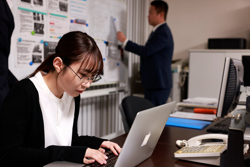 会社で嫌われている地味な先輩とのSEXがドストライクすぎて… 画像1