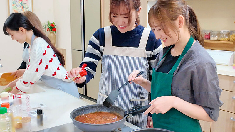 料理教室の先生に恋した私 優しい笑顔に惹かれて2人きりの時にキスしたら一気に距離が近づいて一緒にゴハン作ってお風呂に入って好きが溢れ続ける同棲レズタイム わか菜ほの 末広純 画像2