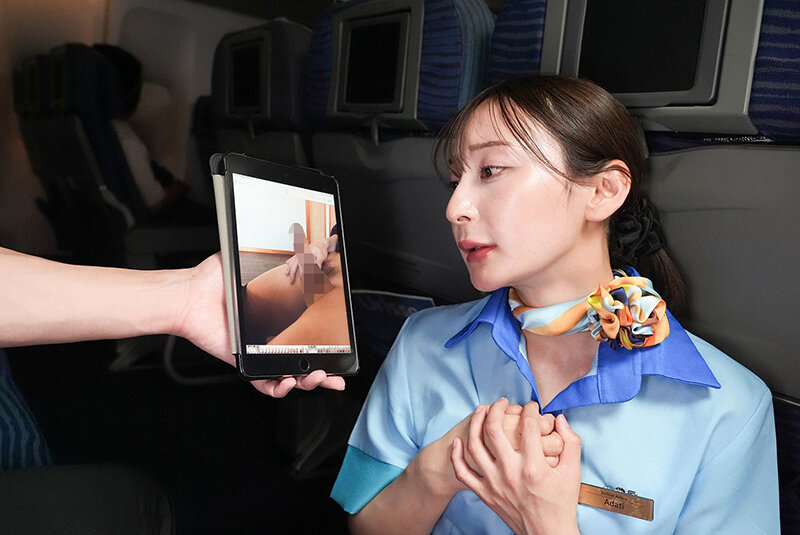 「内緒で撮った画像を見せていただけませんか?」間違えたフリしてチ○ポ画像を見せて赤面するおばさんCAは目の前で勃起チ〇ポを見せつけられても嫌じゃないVOL.3 画像4