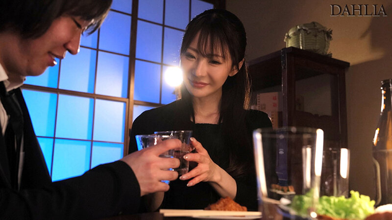 【喪服キメセクNTR】亡くなった旦那の親友と葬式前夜に不謹慎なSEXでチ○ポ狂いの覚醒状態に…気づいたら大乱交になっていました。 小沢菜穂 画像2