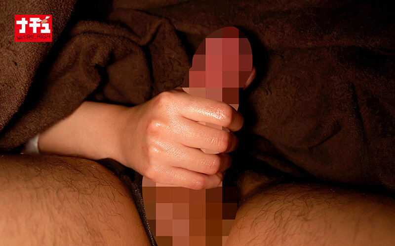 妻がいる至近距離で平然とマッサージしながらこっそりチ○ポを挿入し腰振り騎乗位で中出しまでさせるエステティシャン12 優しい痴女Hさん(29) 画像4