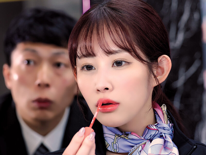 妻の付き添いで立ち寄った化粧品フロアの美容部員が肉厚ぽってり唇にソソる目つきの顔面性器で一生一度の浮気チャンス 妻の目を盗んでは交わす濃厚接吻と吸い犯しキスマーキングにもう戻れず合体ベロキスフルパコ中出し不倫 二羽紗愛 画像1
