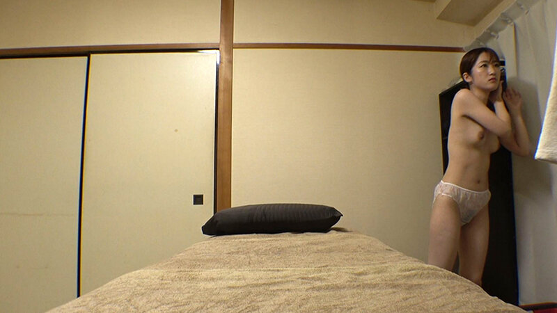 媚薬オイルマッサージ 痴●盗撮&中出し素人娘VOL.68 超強力媚薬を配合したマッサージオイルを施術中に知らずに塗りこまれたオンナは、身体の火照りに驚き、チ〇ポを欲しがる自分に戸惑い、垂れ出したマン汁に恥ずかしがりながらも生ハメ中出しまで欲してしまう! 画像2