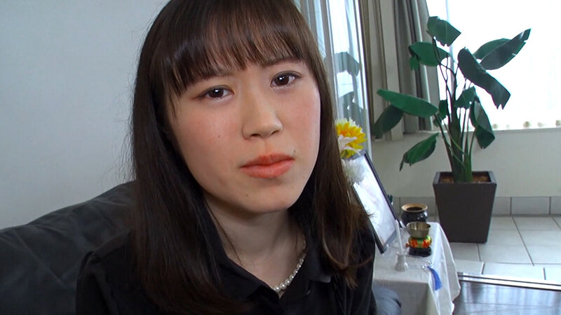 夫の遺影の前で極太肉棒で責められイキまくる欲求不満な未亡人の性! 画像1
