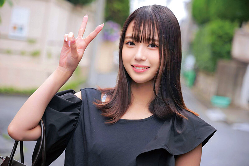 「卒業記念に残したいメモリアルヌードフォト」大学卒業間近の素人女子大生をナンパし、絶倫チ○ポ男と素肌密着撮影会で中出し検証!カチカチに反り返ったチ○ポがマ○コまで1cmに超接近して赤面発情!?そのまま中出し!!まや さちか 画像1