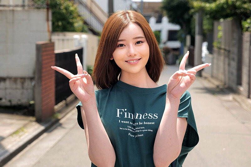 「卒業記念に残したいメモリアルヌードフォト」大学卒業間近の素人女子大生をナンパし、絶倫チ○ポ男と素肌密着撮影会で中出し検証!カチカチに反り返ったチ○ポがマ○コまで1cmに超接近して赤面発情!?そのまま中出し!!まや さちか 画像2