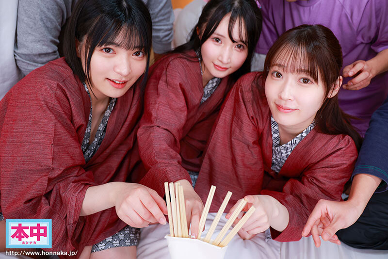 【VR】修学旅行で女子3人部屋に招かれて男女でちょっとHな王様ゲーム!!だけでは終わらなかった…! 男は僕ひとりだけのハーレム逆4P中出し(筆おろし付)修学旅行 由良かな 天然美月 虹村ゆみ 画像3