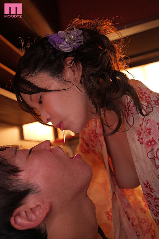 「うちがキスぐらい教えちゃぁよ…」地元(福岡)のド田舎に帰省中、親友のお姉ちゃんが彼女とキスも出来ない俺を子供扱いべろちゅー挑発!ニヤニヤ跨り密着キス堕とし騎乗位で11発もぶっこ抜かれたオレ。 九野ひなの 画像6