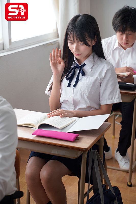 無口で大人しい女生徒なら体中を舐め回しても誰にも言わないんじゃないか?地味な図書委員は担任に舐め犯●れても抵抗できずイキまくる。 榊原萌 画像3