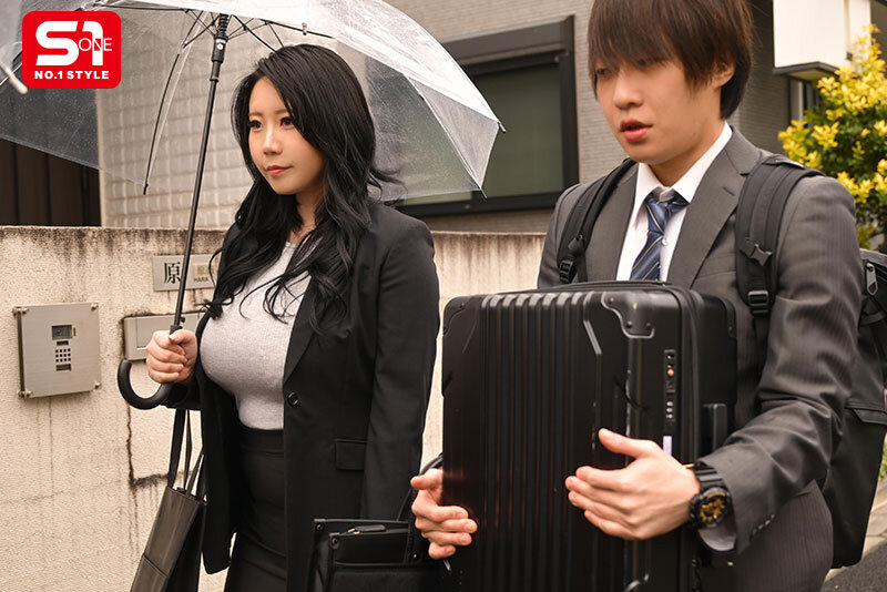 面倒見が良く優しいKカップの女上司とまさかの相部屋 AM0:00 酔った先輩は童貞の僕でも押せばヤレそうです みなみ羽琉 画像1