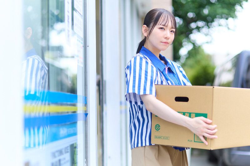 【VR】【8K】10年来の仲が良い地元のハメ友とコンビニバイトの休憩中にラブホ代わりに身勝手ヌキヌキタイム猿のように汗だくでSEXした側道沿いの真夏の田舎コンビニ。 西元めいさ 画像2