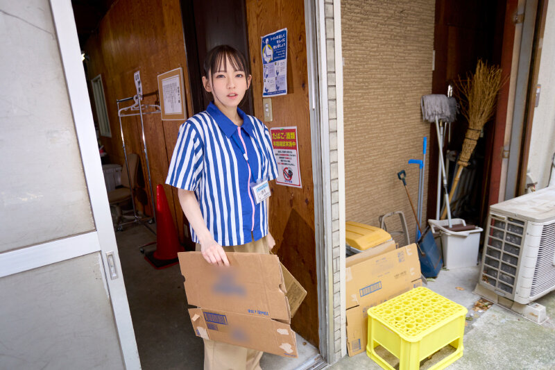 【VR】【8K】10年来の仲が良い地元のハメ友とコンビニバイトの休憩中にラブホ代わりに身勝手ヌキヌキタイム猿のように汗だくでSEXした側道沿いの真夏の田舎コンビニ。 西元めいさ 画像5