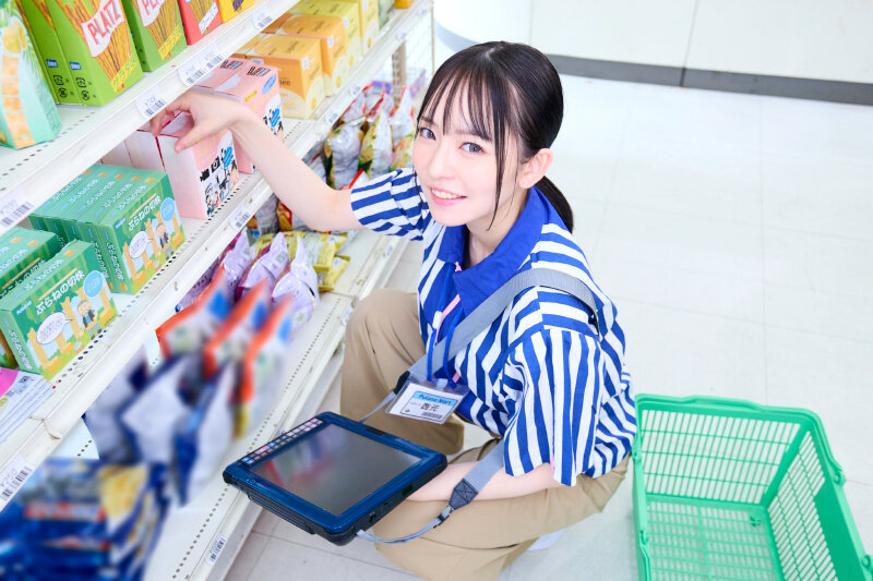 【VR】【8K】10年来の仲が良い地元のハメ友とコンビニバイトの休憩中にラブホ代わりに身勝手ヌキヌキタイム猿のように汗だくでSEXした側道沿いの真夏の田舎コンビニ。 西元めいさ 画像7