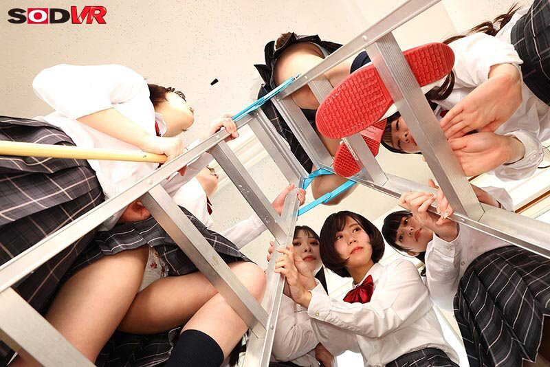 【VR】【8K】シン・学校掃除の時間 教室・廊下 雑巾がけパンチラVR 画像4