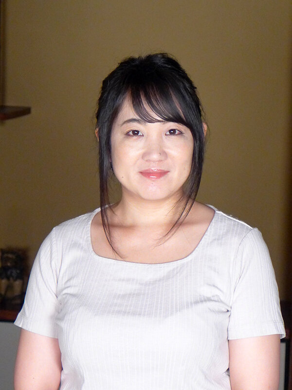 熟女 白昼の淫らな情事 借金の援助の代償に、夫の前で寝取られる京都生まれの妻 美熟女の生保レディーは、顧客の還暦オヤジに無理やり… 画像6