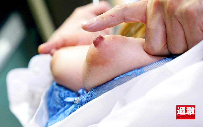 満員バスで背後から制服越しにねっとり乳揉み痴●され腰をクネらせ感じまくる巨乳女子○生14 画像12