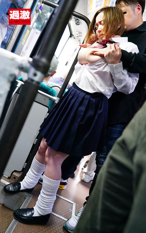 満員バスで背後から制服越しにねっとり乳揉み痴●され腰をクネらせ感じまくる巨乳女子○生14 画像2