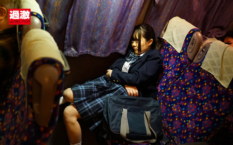 夜行バスで声も出せずイカされた隙に生ハメされた女はスローピストンの痺れる快感に理性を失い中出しも拒めない 女子○生限定10 囁き淫語腰振りSP 厳選10人総集編付き2枚組 豪華版 画像1