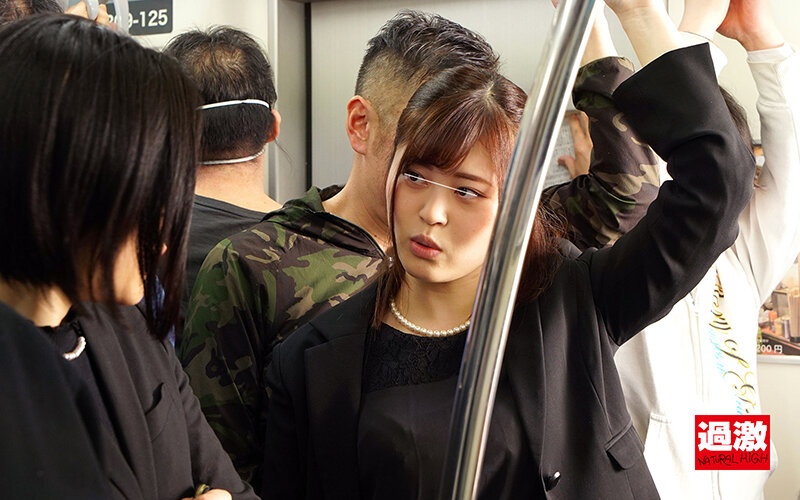 色っぽい喪服尻に我慢できずバック挿入!即ハメされて不謹慎な本気汁を垂らし感じまくる人妻 画像1