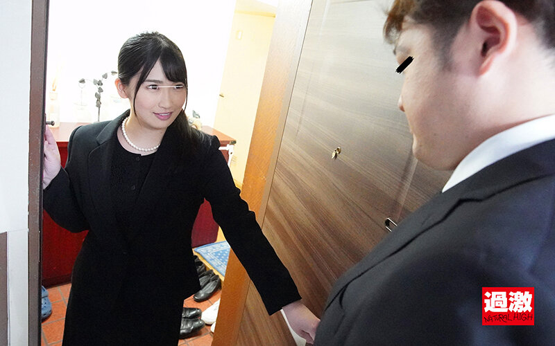 色っぽい喪服尻に我慢できずバック挿入!即ハメされて不謹慎な本気汁を垂らし感じまくる人妻 画像14