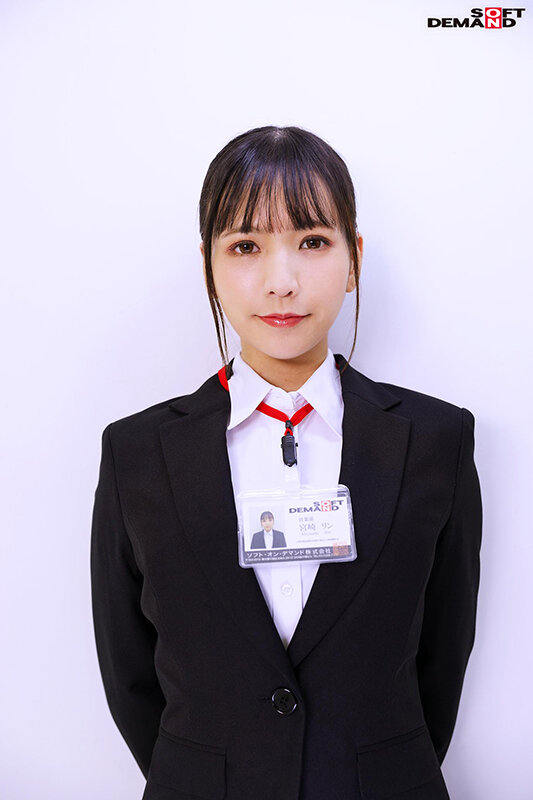 ロケ研修中の女子社員宮崎リンに突撃!野球拳 画像2