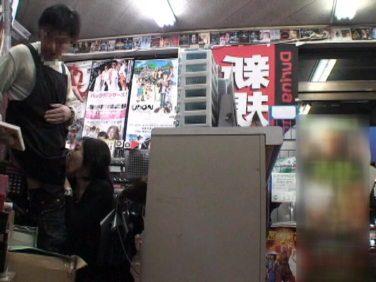 地域密着型で会員数も多くとても賑わっていた個人営業のレンタルビデオ店は、なぜ潰れたのか?AV在庫多めの店のレジ係の女性店員はヤレる!!って本当なのか?監視カメラが見ていた真実が明かされる 画像12