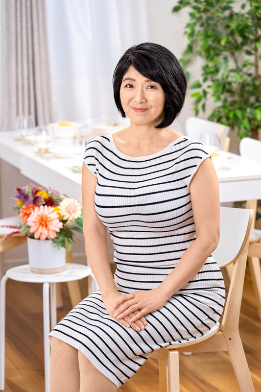 誰もが振り向く爆乳熟女!このオッパイでパイズリされると男冥利に尽きます!上島美都子 画像5