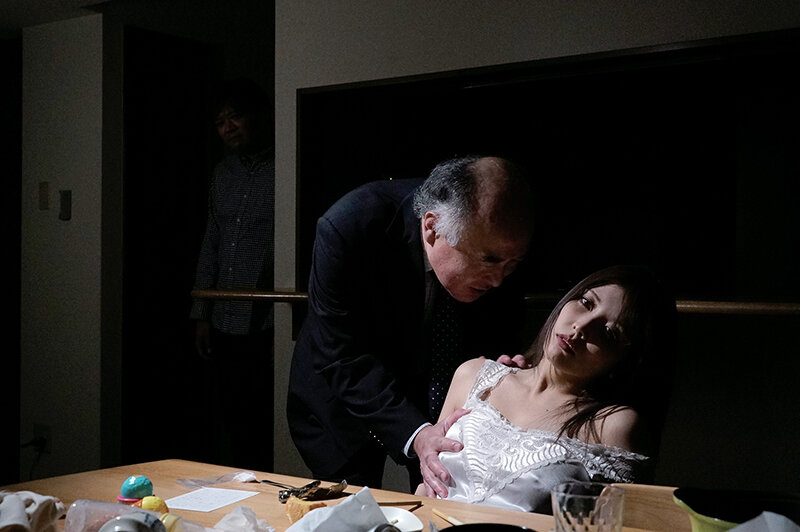 会社のカネを横領し失踪した夫を見逃してもらうため、鬼畜上司に体を捧げ身も心もやさぐれて廃人になった人妻 新村あかり 画像18