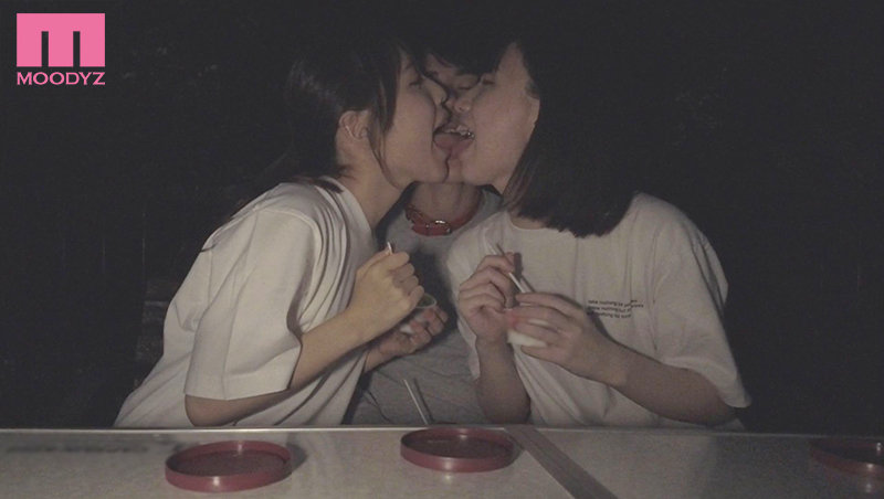 女子会してるお宅にM男くんが突撃参加! お泊り女子会で夕方から朝がくるまで一日中犯●れて小悪魔中出しされる! 白桃はな 花狩まい 画像5