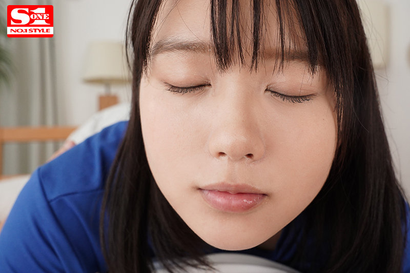 【VR】小倉七海とず~っと密着… キュートな目も鼻も唇も完全独占! 最高の距離で魅せるイチャラブ究極同棲VR 画像4